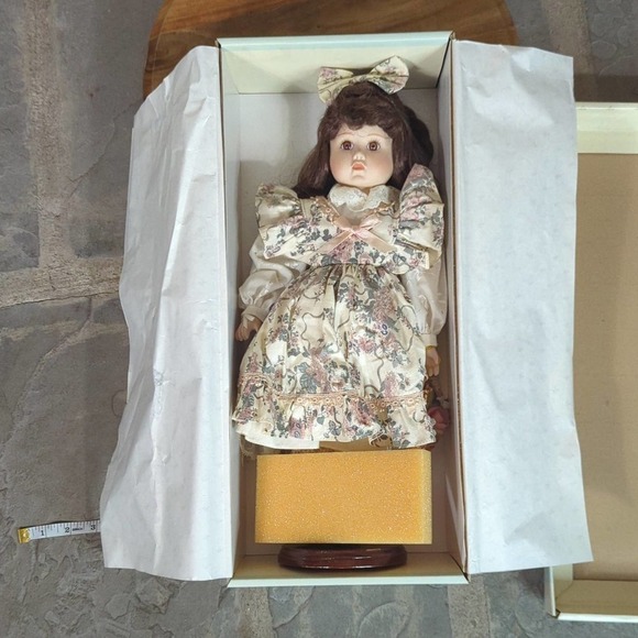 Elizabeth Gray Vintage Porcelain Doll Brunette 16" Floral Dress Parasol Basket - Picture 14 of 16